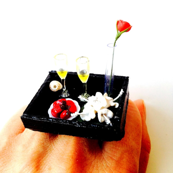 Bague HONEYMOON SWEET Plateau miniature avec fraises et flûtes de champagne miniatures fleurs d'hibiscus blanches miniatures par The Sausage