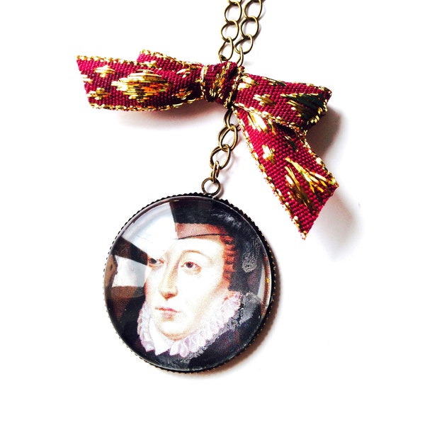 Sautoir CATHERINE DE MÉDICIS portrait miniature histoire bronze noeud bordeaux et or chaine gros maillons bijou Renaissance The Sausage