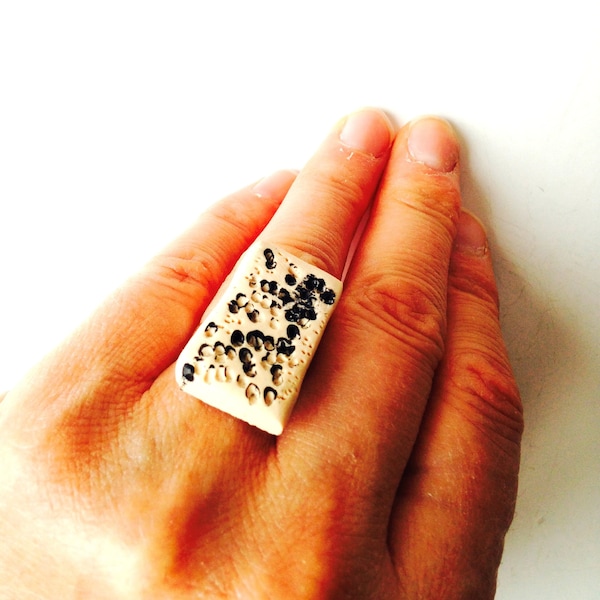 Bague Le GORGONZOLA PICCANTE ou Le Roquefort part de fromage miniature fun bague ajustable par The Sausage