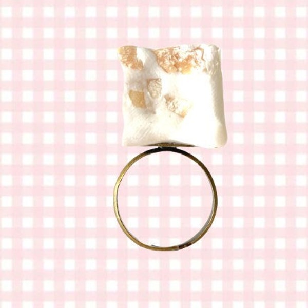 Bague LE NOUGAT cube de nougat tendre fausse nourriture bonbon bijou gourmand fait main par The Sausage