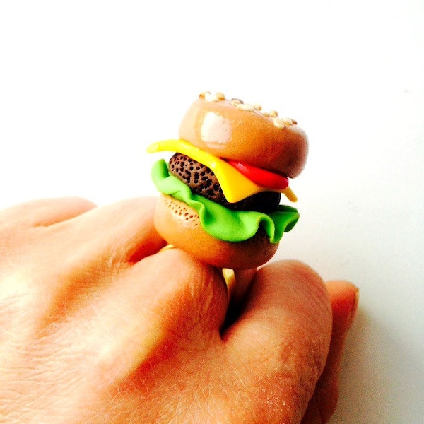 Bague Le TRÈS GROS HAMBRUGER bague ajustable dorée par The Sausage Jewels création originale de mars 2020