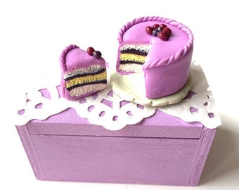 Gâteau miniature cake violet aux fruits rouges avec part détachable accessoire maison de poupée échelle 1 12ème fait main par The Sausage
