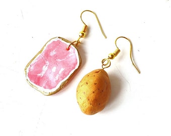 Boucles d'oreilles PURÉE JAMBON boucles pendantes miniatures roses couenne dorée belle patate pâte polymère par The Sausage