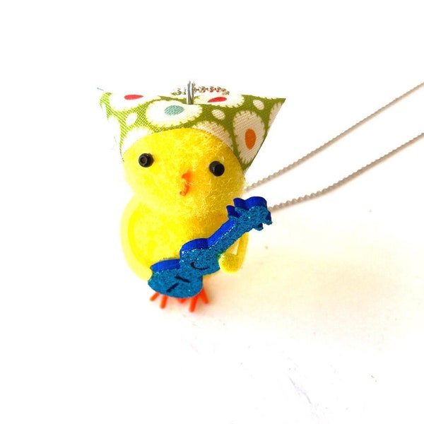 Sautoir LE CHANTEUR ENCHANTEUR oiseau jaune ptit bird adorable avec guitare à paillettes par The Sausage