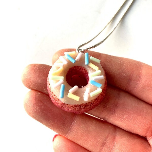 Sautoir LE DONUT PASTEL pendentif beignet miniature en résine avec sucres de couleur par The Sausage