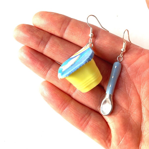 Boucles d'oreilles JAMAIS sans mon YAOURT pot de yaourt miniature et petite cuiller jaune et bleu par The Sausage