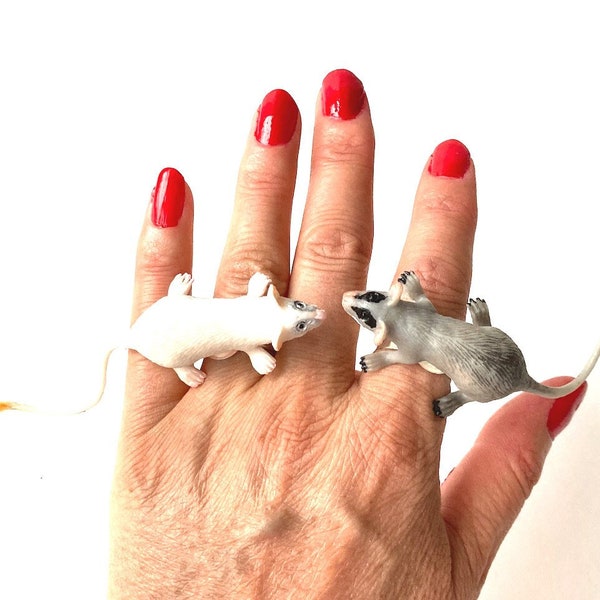 Bague double LE LÉROT AMOUREUX lérots loirs des jardins miniature en plastique gris et blanc peints à la main bague par The Sausage