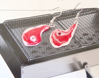 Boucles d'oreilles LES P'TITES CÔTELETTES boucles pendantes mini barbeuc steak miniature par The Sausage création originale 2012