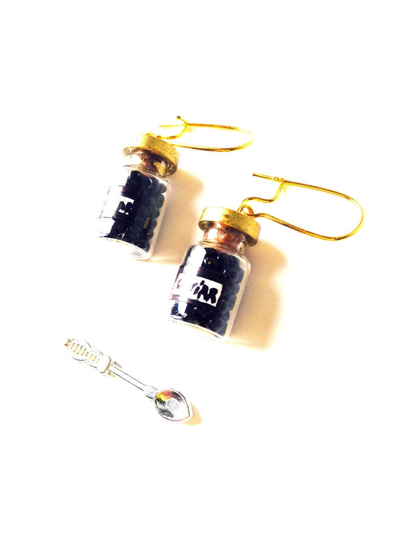 Boucles CAVIAR DAYS petites fioles de verre remplies de caviar perles miniature or noir par The Sausage image 5