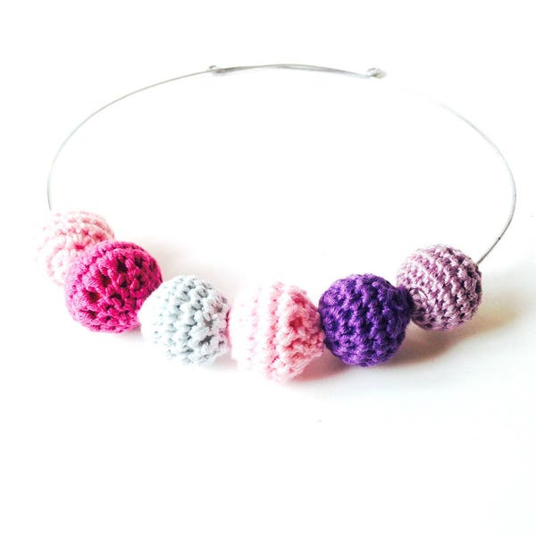 Collier ras du cou PERLES CROCHETÉES dégradé rose violet et bleu pastel par The Sausage