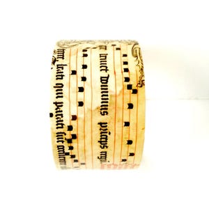 Bracelet manchette MUSIQUE MÉDIÉVALE crème doré carton et impression parchemin vieilli fait main par The Sausage