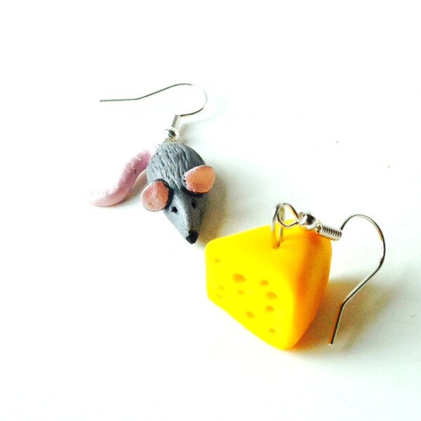 Boucles d'oreilles THE GOOD LIFE souris miniature et fromage pâte polymère par The Sausage