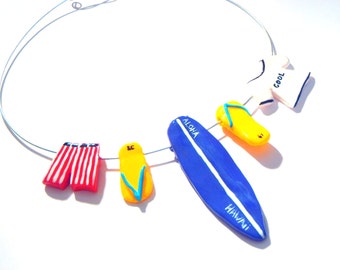 Collier LES VACANCES mini short mini tongs mini planche de surf Hawaii réalisé sur commande pâte polymère et métal argenté par The Sausage