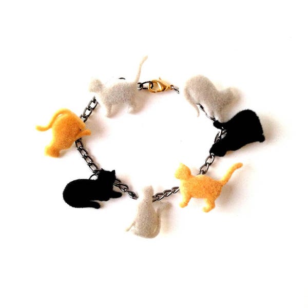 Bracelet charms LES CHATS gris orange noir chats en feutrine douce par The Sausage