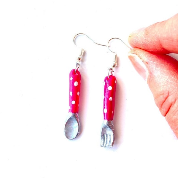 Boucles d'oreilles BON APPÉTIT cuiller et fourchette miniatures faites main pâte polymère fuschia à pois blanc par The Sausage