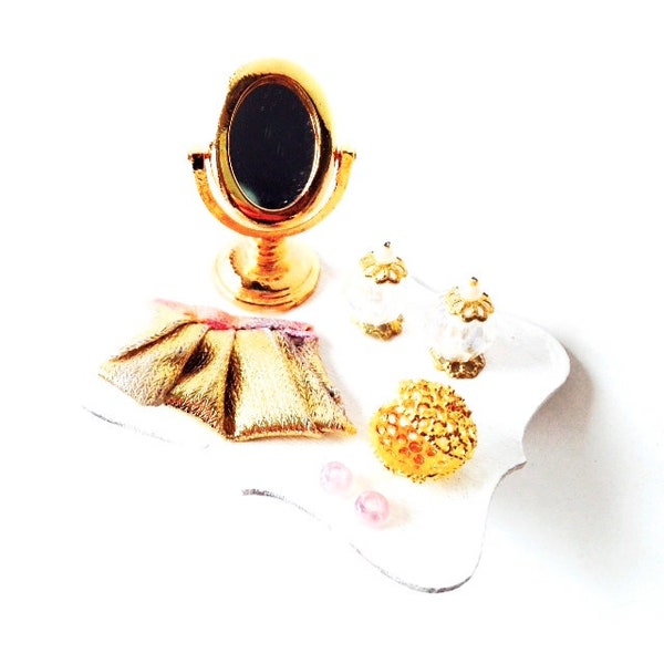 Bague RITA STAR de CINÉMA boudoir miniature avec mini miroir et mini sac boucles d'oreilles parfum miniature blanc et doré par The Sausage