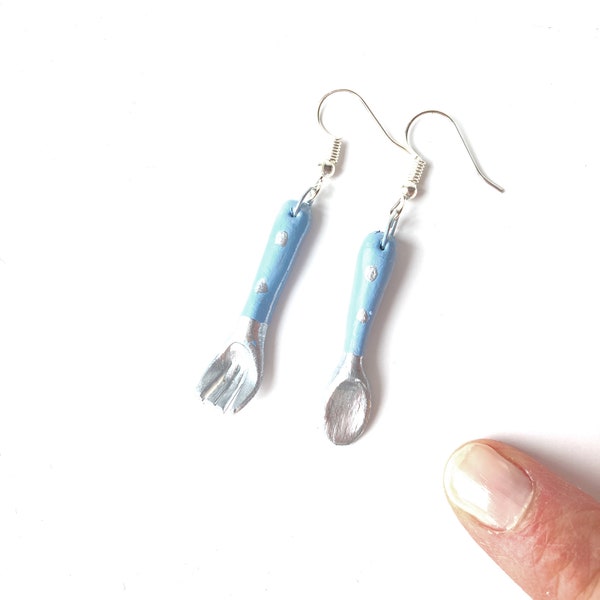 Boucles d'oreilles BON APPÉTIT couverts miniatures pâte polymère faits main bleus ciel par The Sausage