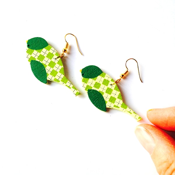 Boucles d'oreilles LES PTITS BIRDIES oiseaux verts bois peint motif jacquart vert kaki boucles par The Sausage