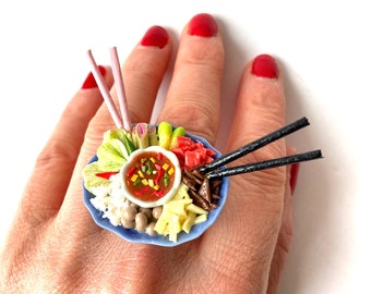 Bague J'ai très très FAIM nourriture asiatique miniature pour deux baguettes miniatures par The Sausage