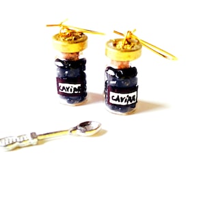 Boucles CAVIAR DAYS petites fioles de verre remplies de caviar perles miniature or noir par The Sausage image 1