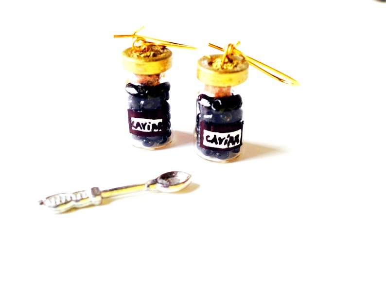 Boucles CAVIAR DAYS petites fioles de verre remplies de caviar perles miniature or noir par The Sausage image 1