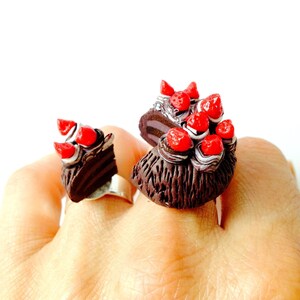 Bague double LA FORÊT NOIRE sur commande gâteau et part miniatures chocolat fraises rayures par The Sausage image 1