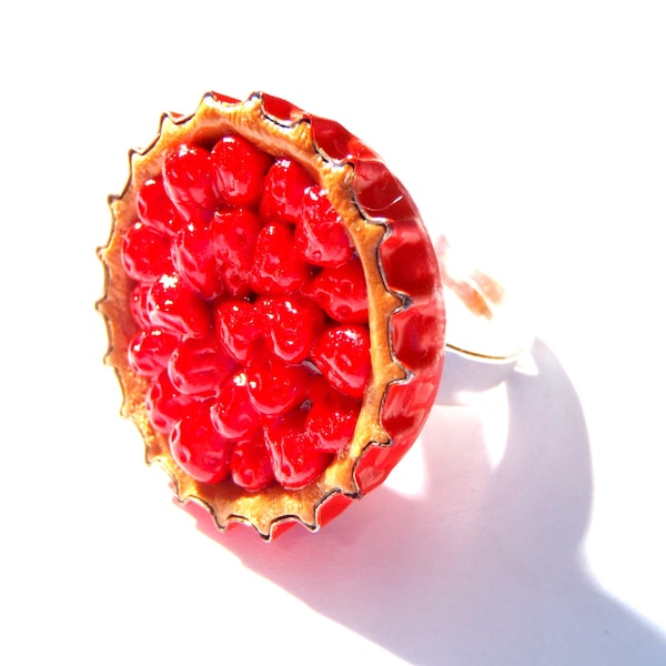 Bague LA TAWTE aux FWAISES Bague tarte aux fraises miniatures rouge pâte polymère par The Sausage