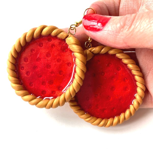 Boucles d'oreilles MAXI TARTELETTES FRAISE biscuits à la confiture grandeur nature bijou rigolo oversize par The Sausage