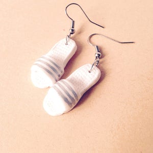 Boucles d'oreilles Les PTITES CLAQUETTES de THALASSO chaussures miniatures blanc et argent par The Sausage image 2