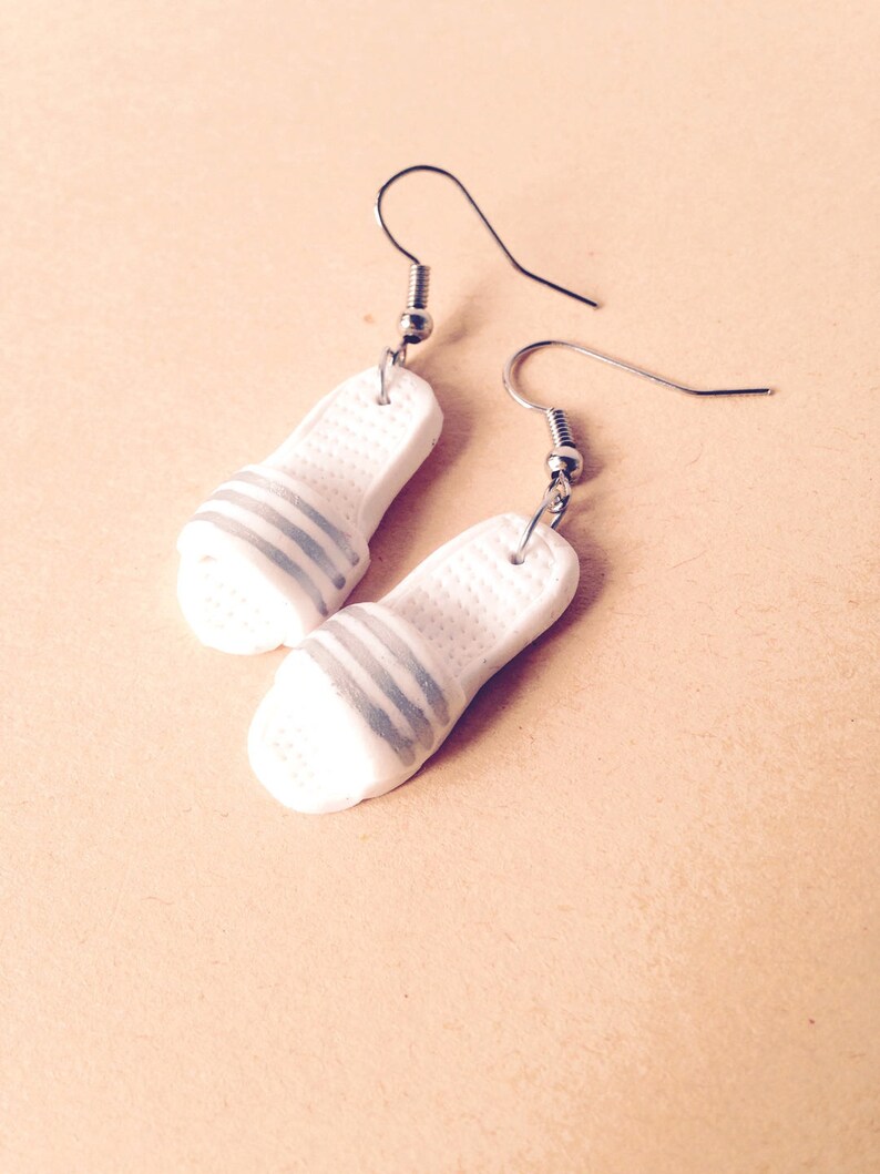 Boucles d'oreilles Les PTITES CLAQUETTES de THALASSO chaussures miniatures blanc et argent par The Sausage image 2