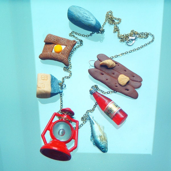 Sautoir BRETONNE réalisé sur commande couleur bronze avec mini charms galette menhir lanterne coquillage poisson et mini ker par The Sausage