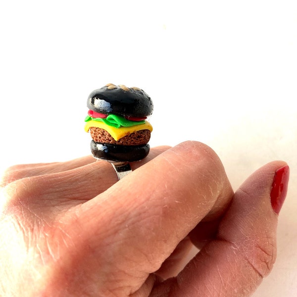 Bague BLACKBURGER hamburger noir bague foodie nourriture miniature faite main par The Sausage