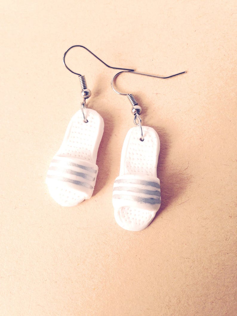 Boucles d'oreilles Les PTITES CLAQUETTES de THALASSO chaussures miniatures blanc et argent par The Sausage image 4