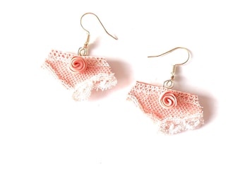 Boucles d'oreilles BELLES DENTELLES petites culottes roses avec filet en dentelle miniatures par The Sausage