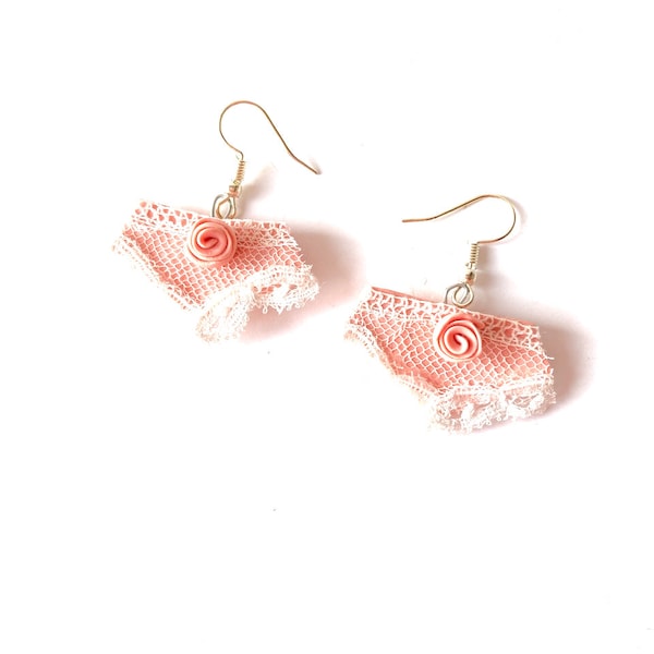 Boucles d'oreilles BELLES DENTELLES petites culottes roses avec filet en dentelle miniatures par The Sausage