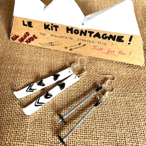 THE MOUNTAIN KIT ski-oorbellen + skistokken in bergdoos van The Sausage ski-cadeau
