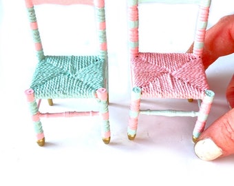 Miniatuur stoelen upcycling van oud pastel speelgoed set van 2 kleine stoeltjes geschilderd en gelakt door The Sausage