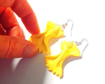 Boucles d'oreilles FARFALLE sur commande pâtes nouilles en pâte polymère jaune par The Sausage création originale de 2013