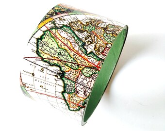 Bracelet manchette ATLAS mappemonde vers 1688 fond vert carton recyclé fait main par The Sausage