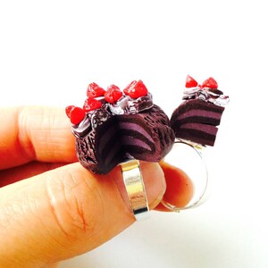 Bague double LA FORÊT NOIRE sur commande gâteau et part miniatures chocolat fraises rayures par The Sausage image 2