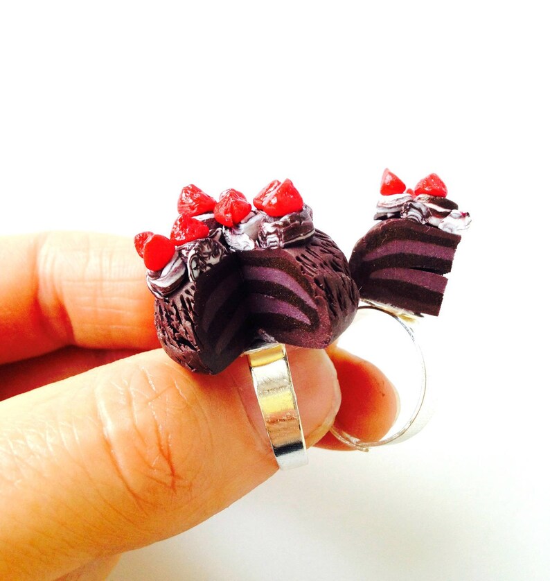 Bague double LA FORÊT NOIRE sur commande gâteau et part miniatures chocolat fraises rayures par The Sausage image 2