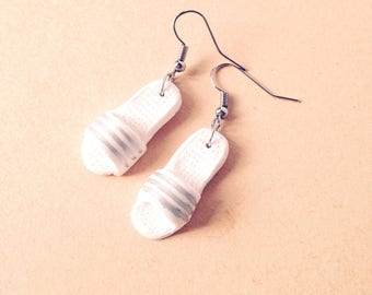 Boucles d'oreilles Les PTITES CLAQUETTES de THALASSO chaussures miniatures blanc et argent par The Sausage