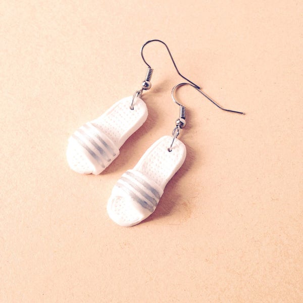 Boucles d'oreilles Les PTITES CLAQUETTES de THALASSO chaussures miniatures blanc et argent par The Sausage