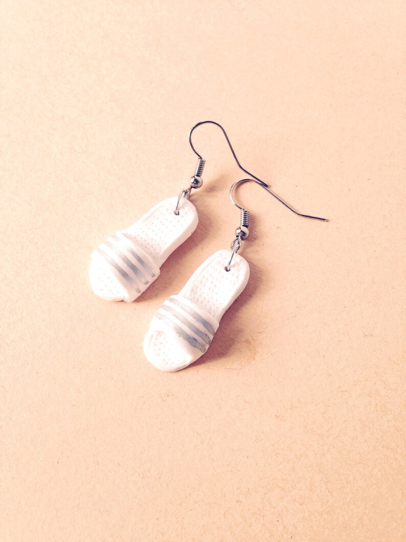 Boucles d'oreilles Les PTITES CLAQUETTES de THALASSO chaussures miniatures blanc et argent par The Sausage image 1