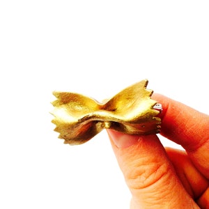 La PASTA DI ORO broche gouden farfalle pasta echte klei of polymeerklei van The Sausage
