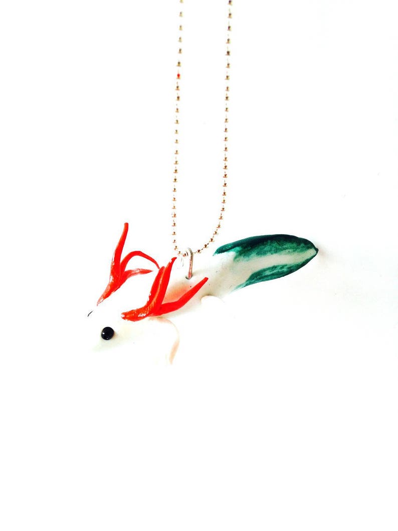 Sautoir L'AXOLOTL poisson à pattes rouge blanc vert en pâte polymère peinte bijou The Sausage image 3
