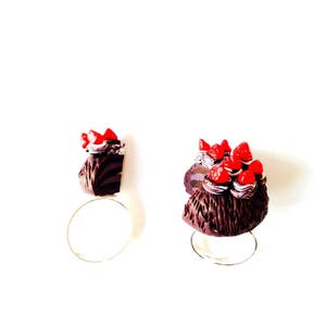 Bague double LA FORÊT NOIRE sur commande gâteau et part miniatures chocolat fraises rayures par The Sausage image 5