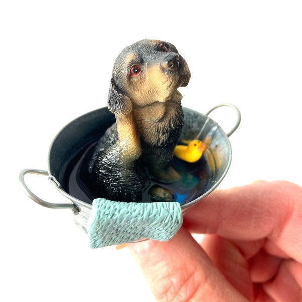 Bague Le P'TIT BAIN du CHIEN bassine miniature chien avec son canard et sa petite serviette bijou par The Sausage