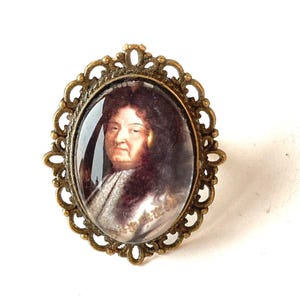 Unique Handmade Ring LOUIS XIV in Versailles bronze ring with glass cabochon portrait king of France by The Sausage