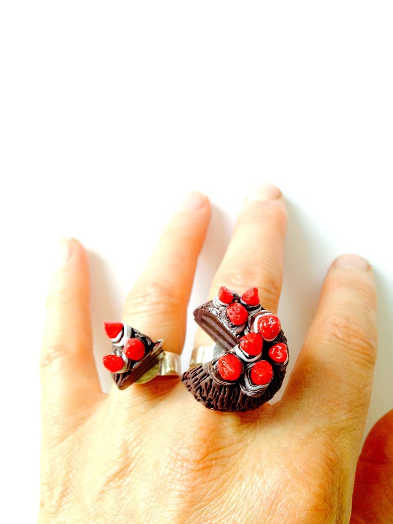 Bague double LA FORÊT NOIRE sur commande gâteau et part miniatures chocolat fraises rayures par The Sausage image 4